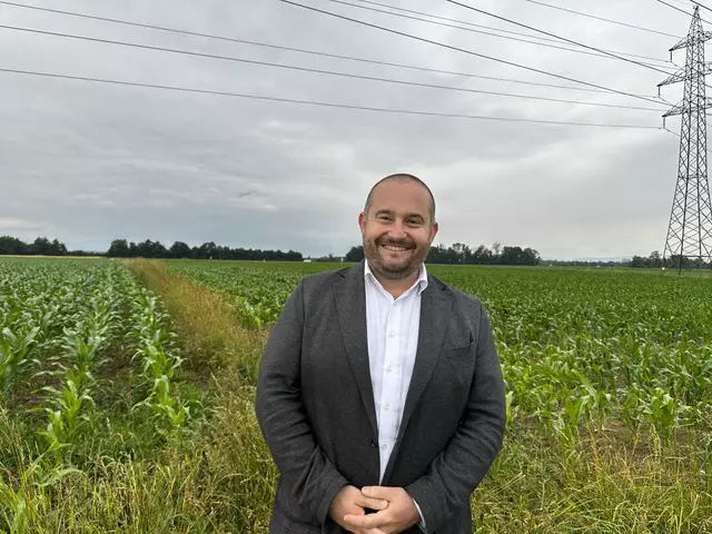 Gernot Gruber von der Bürgerinitiative vor dem Feld, das dem Neubau eines Industriekomplexes in Neukrichen weichen soll. | Foto: MeinBezirk