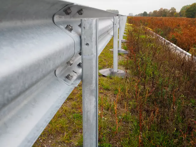 Auf der A10 in Fahrtrichtung Salzburg, touchiert ein Pkw die Leitschiene, schleuderte über die Fahrbahn und stieß gegen ein Betonleitelement. (Symbolfoto) | Foto: stock.adobe.com/at/T^^F 