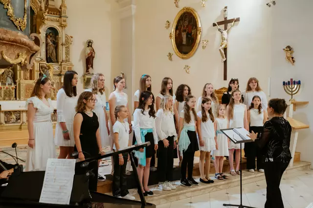 Das Jugend-Gesangsensemble "Resonanzraum" steht unter der Leitung von Alexandra Rieger. | Foto: Katharina Hafner