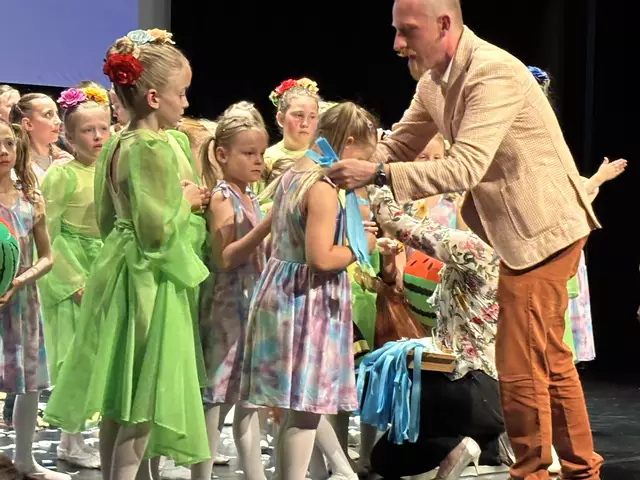 Der Autor Michael Pauzenberger persönlich überreichte den Tänzern am Ende eine Medaille. | Foto: Mein Bezirk
