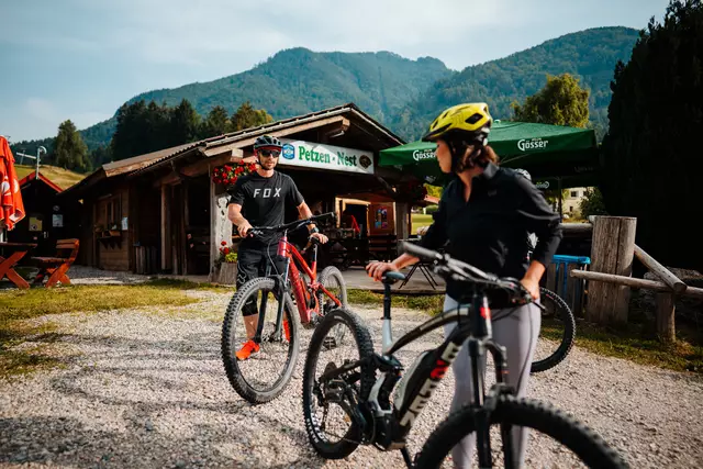 Nach einer Mountainbike-Tour oder Wanderung ist das Petzen Nest ein beliebter Ort für ein kühles Getränk oder eine Jause.

 | Foto: Martin Hofmann