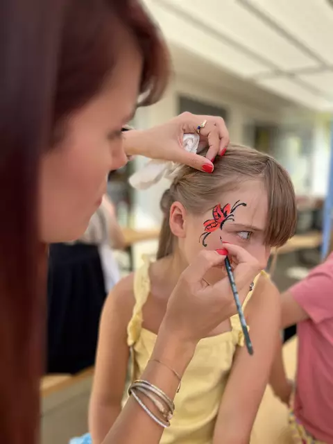 Beim Schulfest war der Kinderschminkstand einer der beliebtesten Programmpunkte – liebevoll betreut von Andrea. | Foto: Alejandra Ortiz