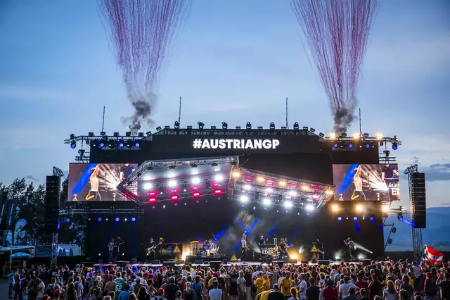 Die große Event-Bühne in der MotoGP Bike City. | Foto: Red Bull Content Pool