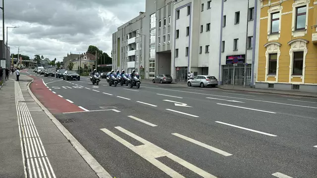 Der ukrainische Präsident Wolodymyr Selenskyj erhält anlässlich seines Staatsbesuchs einen starken Polizeischutz. Hier seine Entourage in Schwechat auf dem Weg nach Wien. | Foto: Alexander Paulus/MeinBezirk