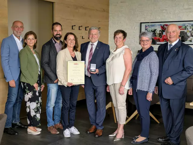 Bürgermeister Josef und Roswitha Schaden, Bezirksstellenleiter Mario Müller-Kaas, Bezirksstellenobfrau Anne Blauensteiner, Günther und Hermine Prinz, Maria Hödl und Heinz Schierhuber  | Foto: Gasthaus Thaler