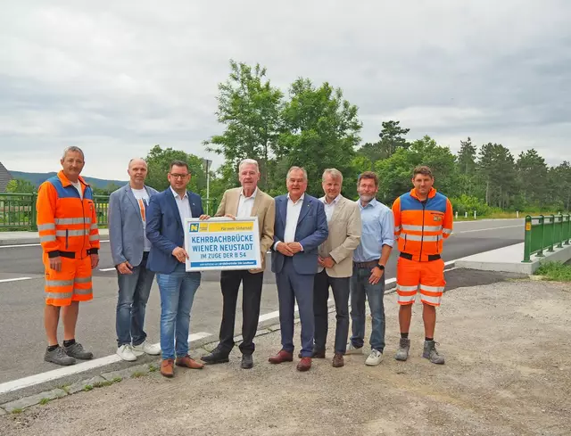  Ronald Beisteiner (Straßenmeisterei Wr. Neustadt), Markus Planker (Leiter der Brückenmeisterei Neunkirchen), LAbg. Philipp Gerstenmayer (i.V. LH-Stv. Udo Landbauer), Mag. Klaus Schneeberger (Bgm. von Wr. Neustadt), DI Franz Dinhobl (Stadtrat in Wr. Neustadt), DI Klaus Längauer (Leiter der NÖ Straßenbauabteilung Wr. Neustadt), Christoph Schuecker (NÖ Straßenbauabteilung Wr. Neustadt), Sebastian Zenz (Straßenmeisterei Wr. Neustadt). | Foto: NÖ STD
