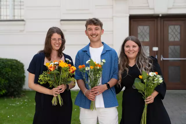 Das neue ÖH-Vorsitzteam steht fest. Im Bild (v.l.): 1. stv. Vorsitzende Anna Schramm (GRAS), Vorsitzender Julian Herb (AG) und 2. stv. Vorsitzende Gabriela Crnov (AG). | Foto: AG Innsbruck