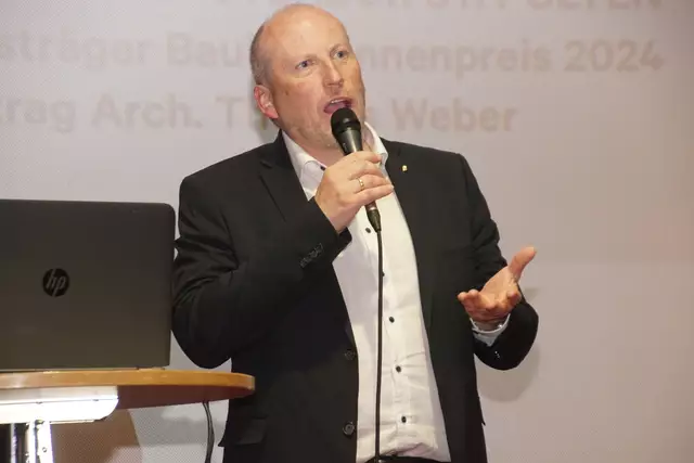 Bezirkshauptmann Valentin Pühringer  bei seinen Grußworten. | Foto: Helmut Eder