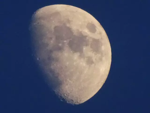 - Foto / 05.06.2025, 20:02 -
Dem Juni-Vollmond unmittelbar vorangegangene Mondphasen, die bei klarer Sicht beeindruckten. …   | Foto: © Silvia Plischek
