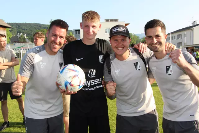 Das Trainerteam mit dem Torschützen, Michael Kaiser. | Foto: Staudinger