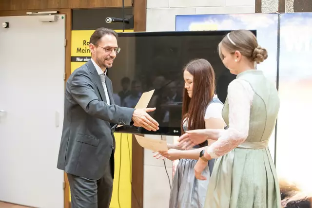 Zeugnisüberreichung an die Absolventinnen und Absolventen. | Foto: Christoph Huber