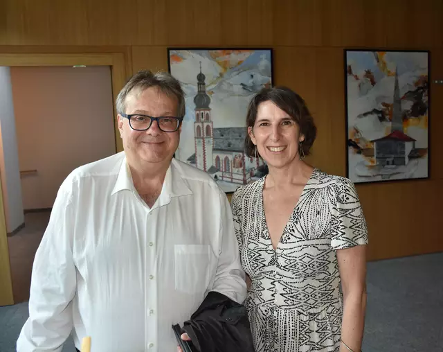 Deborah Katzlinger begrüßt Ausstellungsbesucher Heribert Fink. | Foto: Manfred Wegleiter