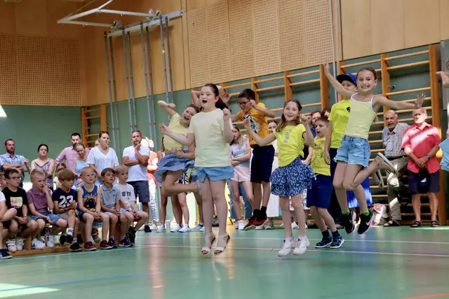 Von der ersten bis zur vierten Klasse standen alle Schülerinnen und Schüler auf der Bühne und präsentierten stolz, was sie in den letzten Wochen geprobt hatten.  | Foto: Alejandra Ortiz