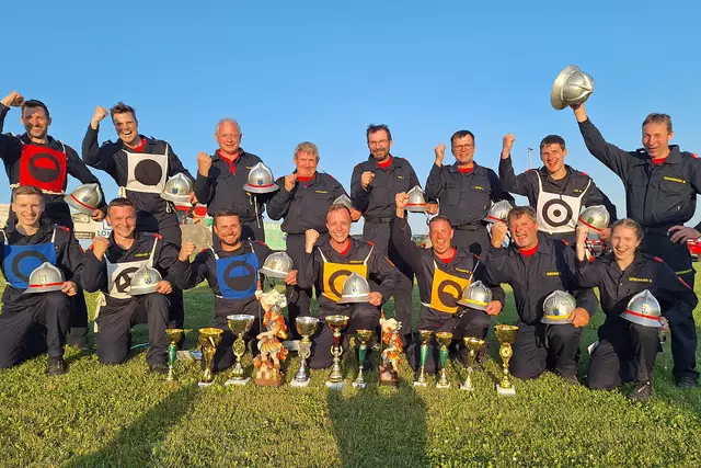 Die Siegreichen Feuerwehren jubeln. | Foto: BFK WT/St. Mayer