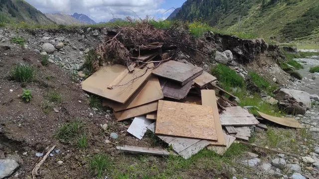 Holzabfälle am Oberbergbach im Gemeindegebiet Neustift im Stubaital | Foto: Tiroler Bergwacht - Einsatzstelle Stubai