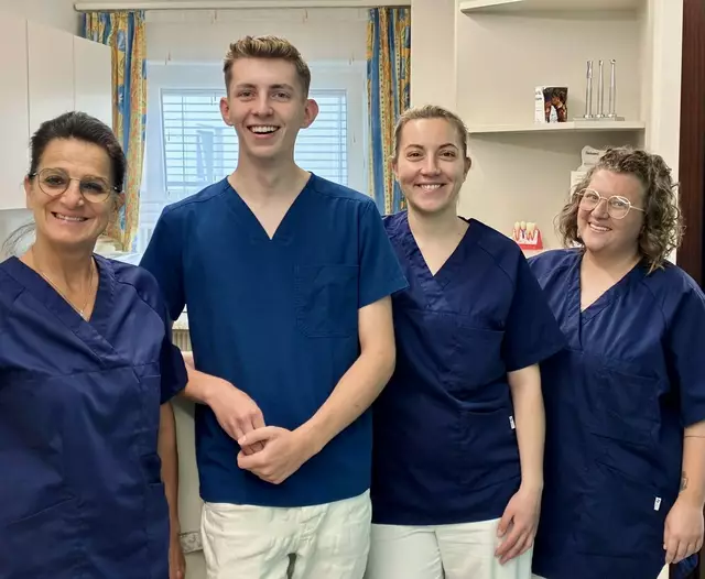 In der Zahnarzt-Praxis von Dr. Christina Klinger (2.v.r.) ist Julian Wolmersdorfer (2.v.l.) aus Gresten als Assistent der "Hahn im Korb". Im Interview gibt er Auskunft über seine große Leidenschaft. | Foto: zahnarzt-mostviertel.at/Dr. med. dent. Christina Klinger