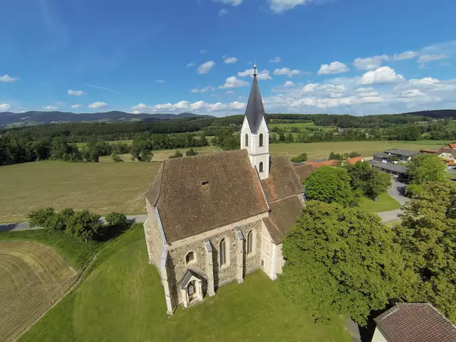 Die gotische Kirche St. Stefan im Ortsteil Hofkirchen. | Foto: Rainer Scheiblhofer