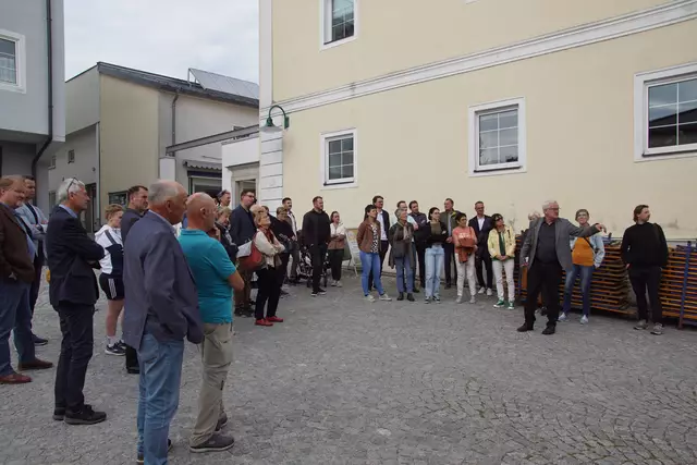 Josef Schütz bei der Ortsführung. | Foto: Helmut Eder