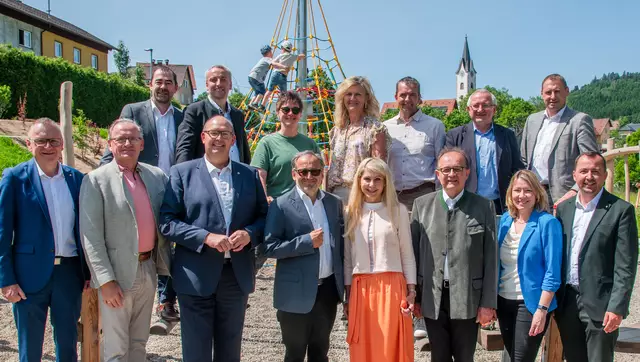 Prominente Gäste bei der Eröffnung des Generationenparks in Unterweißenbach. | Foto: Verband Mühlviertler Alm