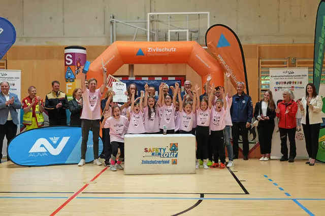 So sehen SiegerInnen aus: Die VS Dorf bei Längenfeld konnte sich im Landesfinale der Kindersicherheits-Olympiade durchsetzen. | Foto: Land Tirol