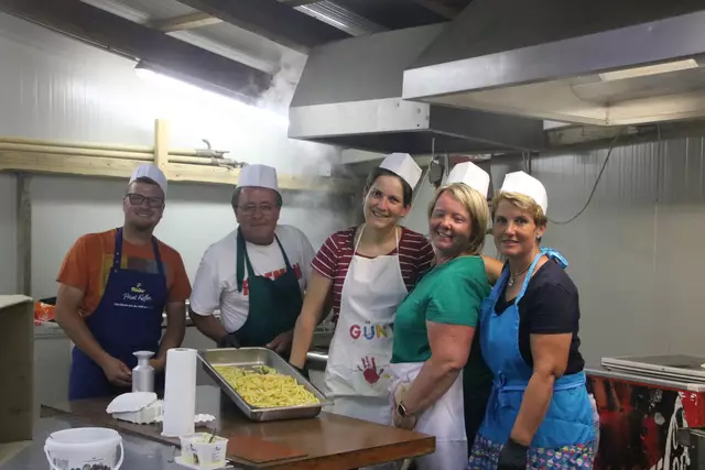 Schnappschuss eines Teils der Küchencrew auf dem Fest.