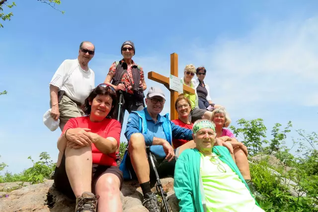 Stolz: Die „Grauen Panther“ unter dem neuen Gipfelkreuz | Foto: Niederleitner