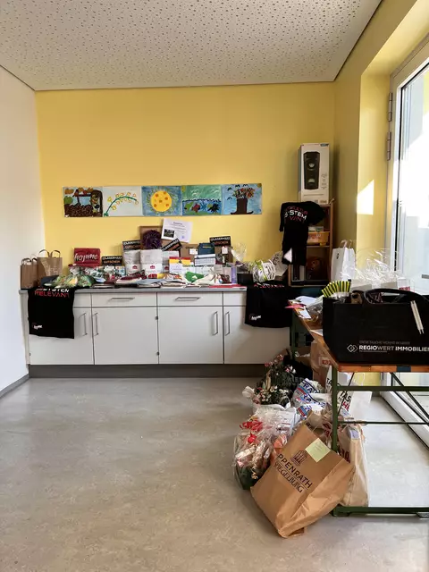 Ein absolutes Highlight des Festes war die spektakuläre Tombola, die mit überaus attraktiven Preisen aufwartete. Zahlreiche Unternehmen hatten großzügig Sachspenden und Gutscheine zur Verfügung gestellt – darunter etwa der Wiener Prater, das Restaurant The Italian, das Lagerhaus sowie die Sonnentherme Lutzmannsburg. Von Freifahrten über Essensgutscheine bis zu Eintrittstickets war alles dabei – und jedes Los ein kleines Abenteuer.  | Foto: Alejandra Ortiz