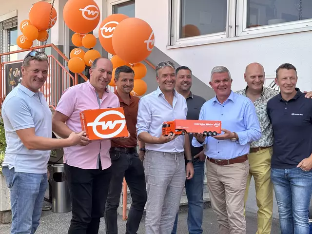 Gebrüder-Weiss-Niederlassungsleiter Markus Ebner (M.) mit Maria Saals Bürgermeister Franz Pfaller (2. v.r.) freuten sich über einen gelungenen Tag der offenen Tür. | Foto: MeinBezirk.at