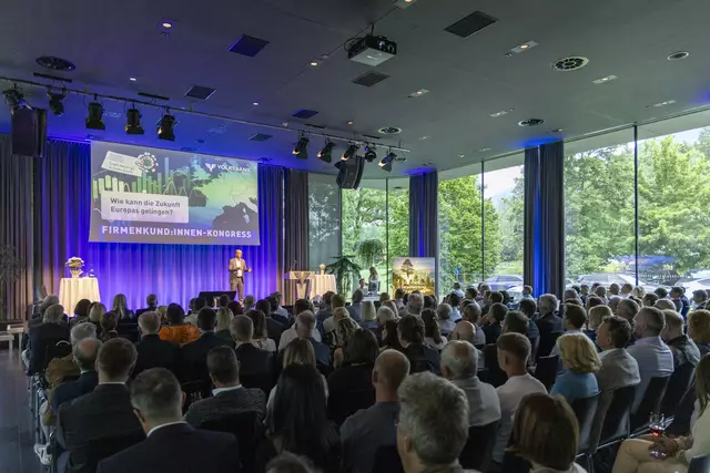 Über 250 Unternehmer nahmen am Volksbank Tirol Firmenkunden-Kongress zum Thema „Wie kann die Zukunft Europas gelingen?“ teil.  | Foto: Die Fotografen