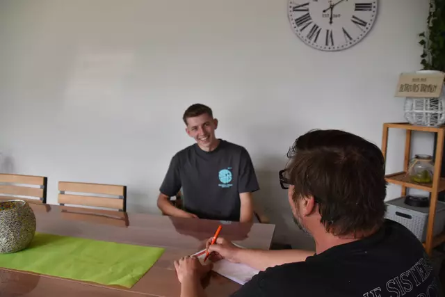 Der 18-jährige Julian Wolmerdorfer aus Gresten gibt im Interview mit MeinBezirk-Redaktionsleiter Roland Mayr Auskunft über seine große Leidenschaft zu seinem Beruf als zahnärztlicher Fachassistent. | Foto: Natalie Wolmersdorfer