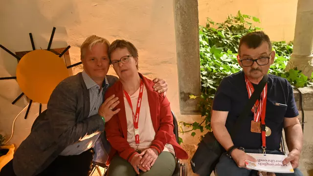 Chistoph Eder, seine Verlobte Susi Kühschweiger und Harald Rath, Künstler des Ateliers de La Tour, Klagenfurt