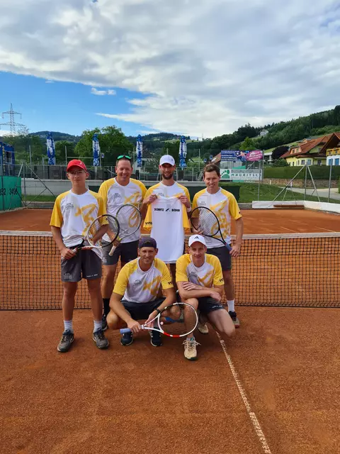 In neuen Dressen von Sponsor Schatz Böden sind Paul Leikauf, Christian Koinig, Mannschaftsführer Christoph Rabensteiner, Philipp Rau (stehend v. l.)  und Thomas Rabensteiner, Johannes Goriupp (v. l.) auf Meisterkurs.  

Hockend von v.l.n.r
Rabensteiner Thomas
Goriupp Johannes

Nicht am Bild
Unterweger Tobias
 | Foto: Rabensteiner/KK