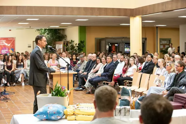 Die Verabschiedung war ein gelungener und bewegender Abschluss für die diesjährigen Maturantinnen und Maturanten und Handelsschulabgängerinnen und Handelsschulabgänger.  | Foto: Christoph Huber