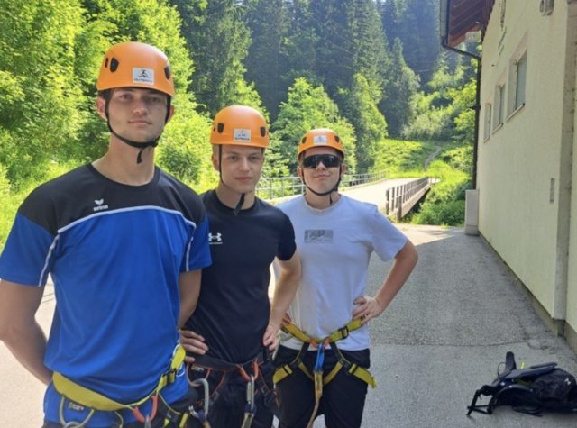 Von Anfang an stand Teamgeist im Vordergrund, denn viele Aktivitäten wie Canyoning durch enge Schluchten oder das gemeinsame Rafting auf der Traun erforderten gegenseitiges Vertrauen und Zusammenarbeit. | Foto: Regina Appel