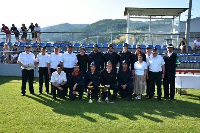 Die Bereichssieger der Freiwilligen Feuerwehr Freßnitz mit Gratulanten. Sie holten sich den Bereichsfeuerwehrsieg und den Tagessieg. | Foto: BFVMZ Pusterhofer