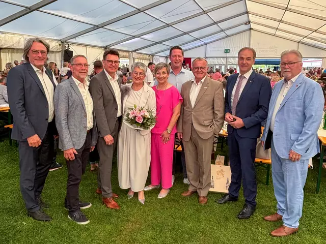 Die Gemeindeverantwortlichen mit Bürgermeisterin Ulrike Kitzinger an der Spitze, konnten zum Jubiläum zahlreiche Gäste begrüßen (v.l.): Bürgermeister Gerhard Hutter, Alt-Bürgermeister Alfred Krenn (Sigless, 2002-2012), GVV Präsident Bgm. Erich Trummer, Bgm.in Ulrike Kitzinger, Bgm.in Claudia Schlager, Bgm. Thomas Hoffmann, Alt-Landeshauptmann Hans Niessl, Landesrat Leonhard Schneemann und Alt-Bürgermeister Josef Kutrovatz (Sigless, 2012-2021) | Foto: Büro LR Schneemann
