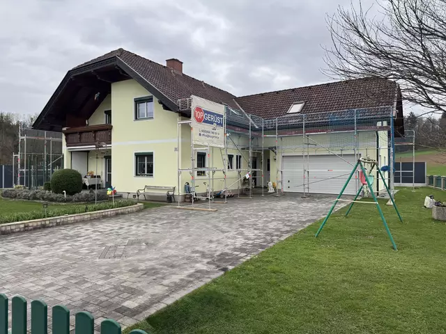 Die Kosten für eine Dachsanierung hängen immer von den Sanierungsmaßnahmen und dem jeweiligen Umfang ab. Schlechte Durchführungen können in weiterer Folge noch höhere Kosten verursachen. | Foto: Drau Dach Süd