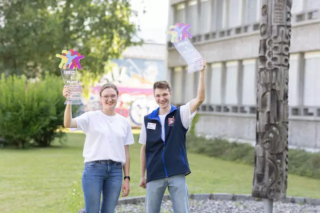 Anna-Maria Bergmann (l.) ist die strahlende Siegerin im Bereich Kfz-Technik, Marvin Robwein (r.) holt sich den ersten Platz bei der Karosseriebautechnik. | Foto: WKK | Peter Just