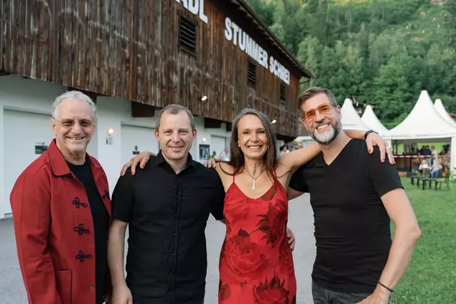 (v.l.) Mischa Krausz (Bass), Christian Einheller (Percussion), Maria Ma (Hackbrett) und Thomas Hechenberger (Gitarre) nahmen das PUR-Publikum mit auf eine klangvolle Reise. | Foto: Stummer Schrei/B.Schießling