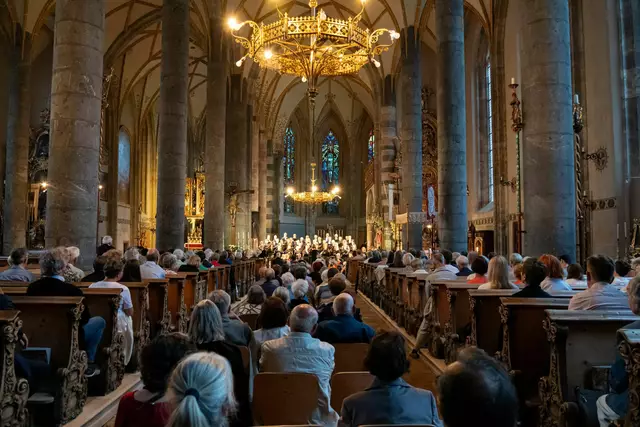 Circa 250 Gäste waren zu dem Konzert in die Pfarrkirche gekommen.  | Foto: Rainzer Schulze