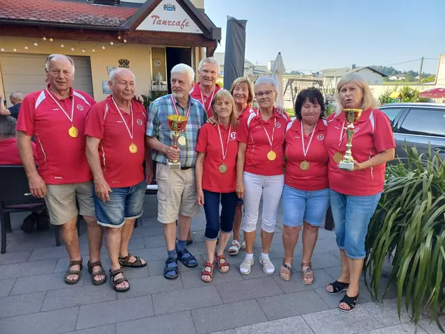 Josef Scheiblhofer, Renhold Weiss, Rupert Reitetschlägler, Christian Jell, Berta Hurnaus, Elfriede Steidl, Renate Traxler, Monika Jell und Gabi Karlsböck (v. l.) freuen sich über den Sieg. Nich am Bild: Rudi Traxler. | Foto: PV