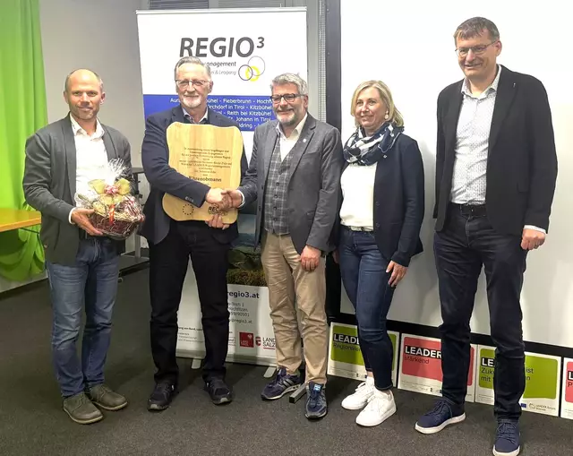 Amtsübergabe in Hochfilzen (S. Eder, St. Jöchl, 2. u. 3. v. li.). | Foto: regio3