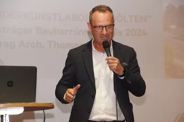 Haslachs Bürgermeister Dominik Reisinger bei seinen Grußworten.  | Foto: Helmut Eder