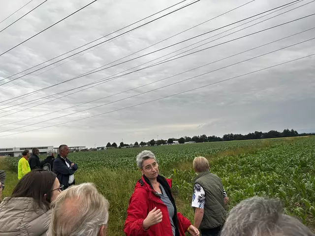 Die Bürgerinitiative und ihre Unterstützer trafen sich in Oberschwaig, um sich vor Ort ein Bild machen zu können. | Foto: MeinBezirk