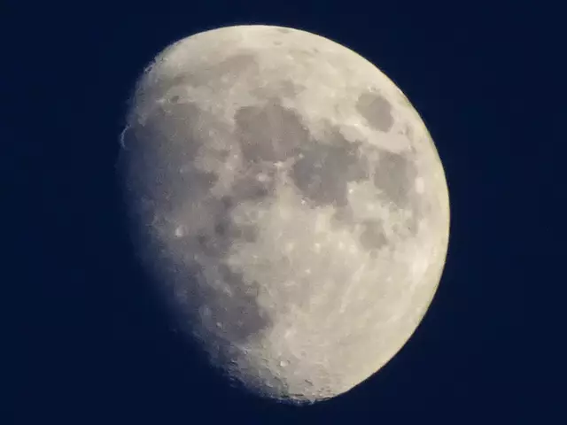 - Foto / 06.06.2025, 20:13 -
Dem Juni-Vollmond unmittelbar vorangegangene Mondphasen, die bei klarer Sicht beeindruckten. …   | Foto: © Silvia Plischek