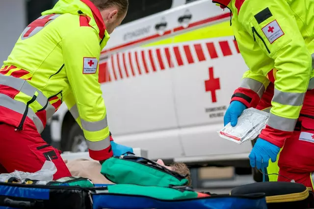Nach der Bergung der Frau aus dem Wasser wurde eine Wiederbelebung durchgeführt. (Symbolfoto) | Foto: Bernhard Knaus