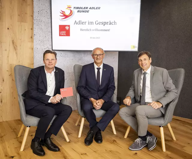 V.l.: Karl Christian Handl (Präsident Tiroler Adler Runde, Unternehmer), Landeshauptmann Anton Mattle, Landesamtsdirektor Herbert Forster | Foto: Jan Heftfleisch