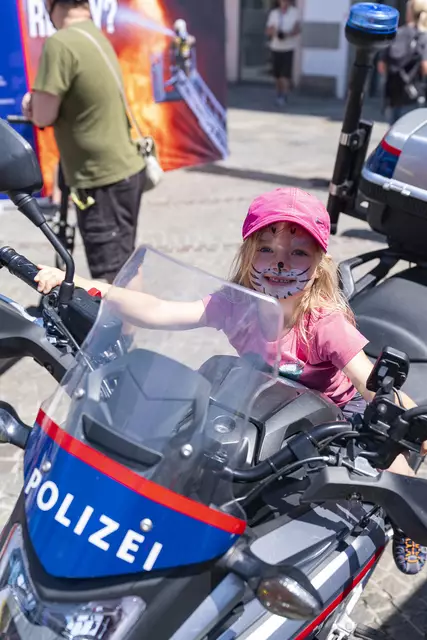 Beim Sicherheitstag konnten sich große und kleine Besucherinnen und Besucher über die Tätigkeitsbereiche der Einsatzkräfte und Blaulichtorganisationen informieren. | Foto: Klaus Weingartner