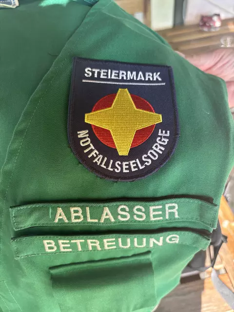 So sieht die Einsatzkleidung von Margit Ablasser aus; sie ist sowohl Teil des KIT als auch der Ökumenischen Notfallseelsorge. | Foto: Kern