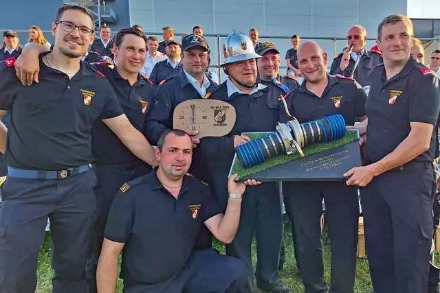 Ehrengeschenk für Bewerbsleiter Anton Weiss | Foto: BFK WT/St. Mayer